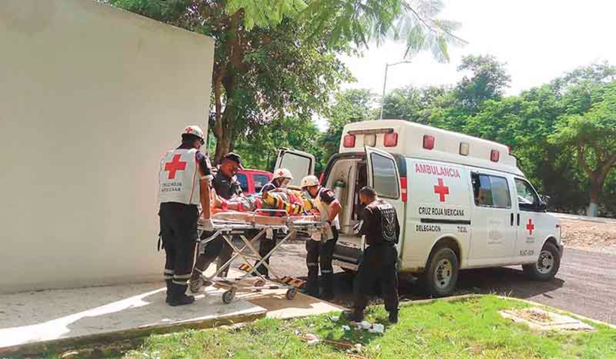 Sus compañeros de trabajo no saben cómo el hombre se cayó del techo. Foto: Jaime Tun.