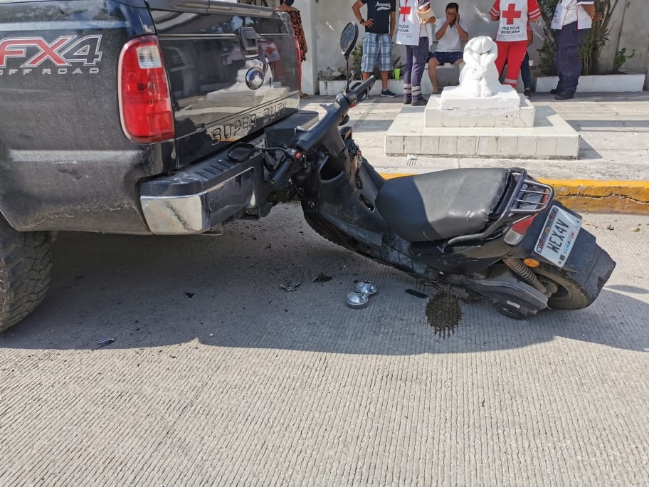 Motociclistas lesionados por chocar con una camioneta estacionada en Ciudad del Carmen