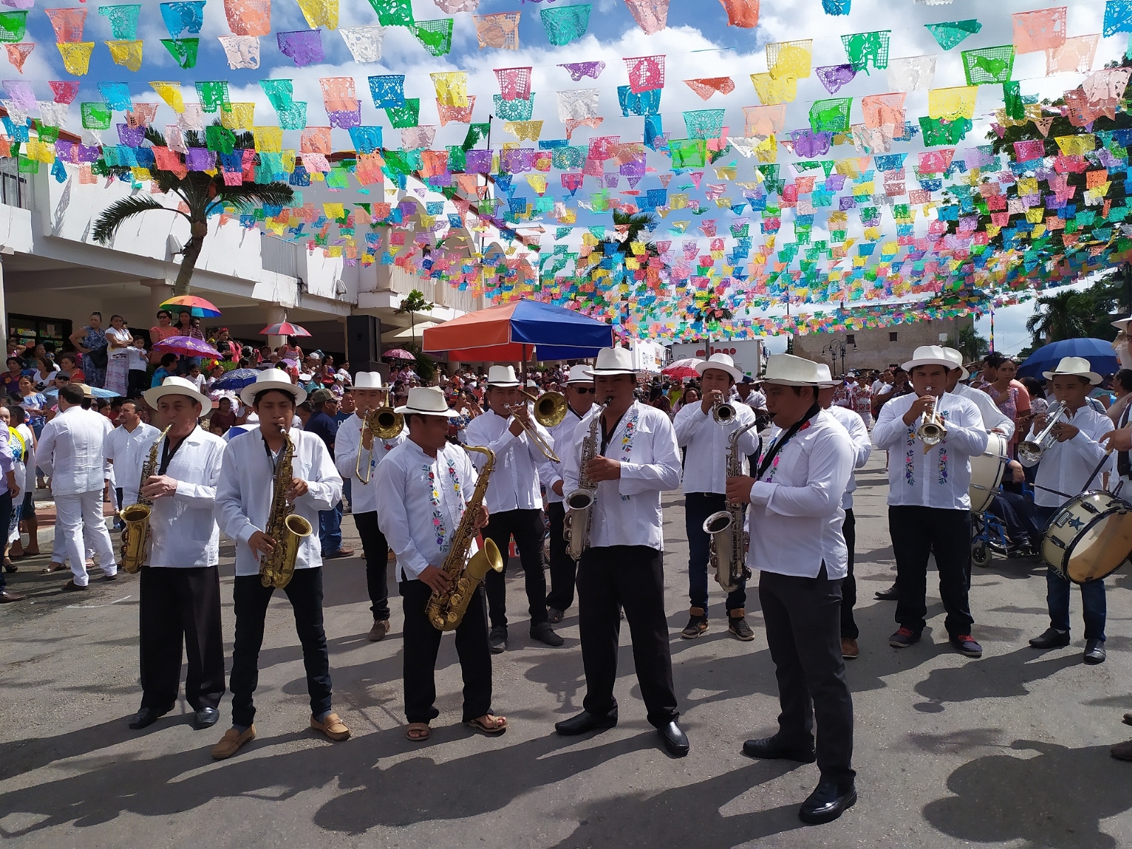 Frente al Palacio Municipal, jaraneros bailan con música de las charangas