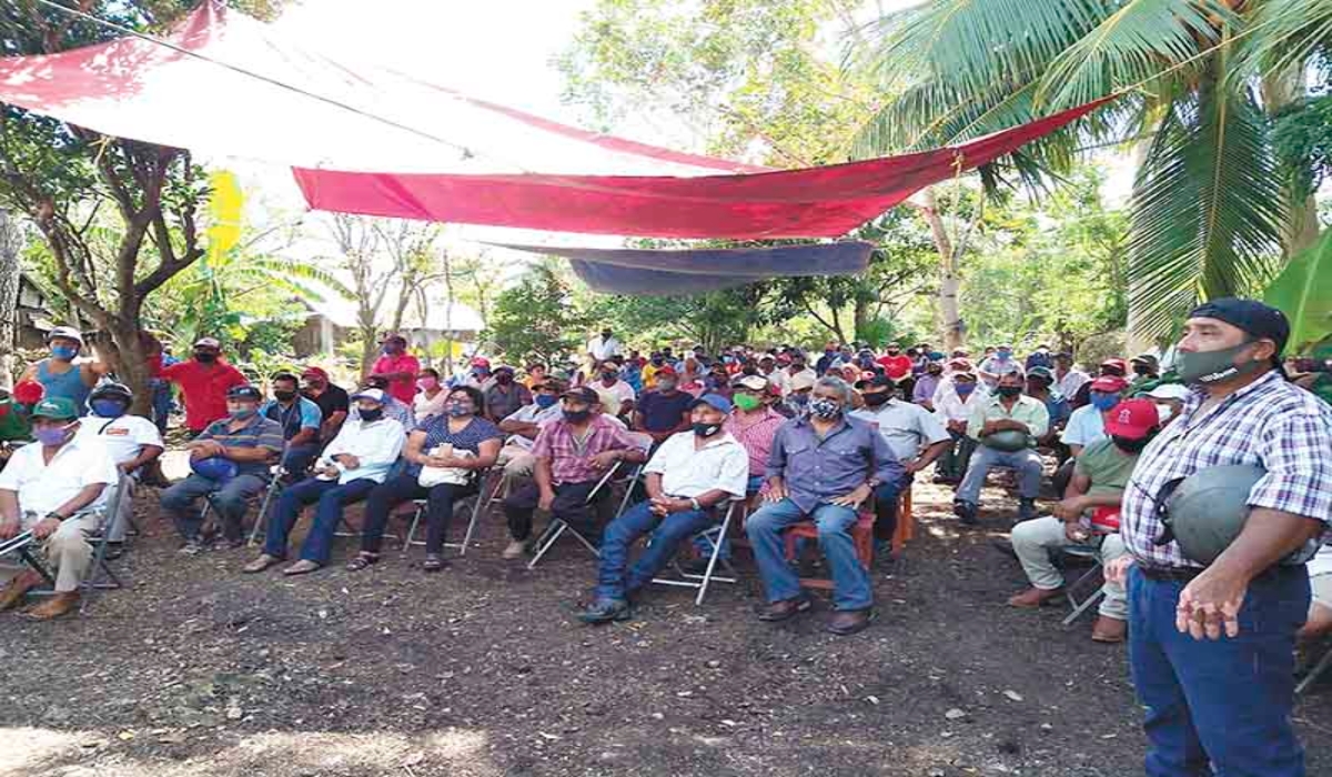 Los ejidatarios alzaron la voz para exigirle a Tamayo Batún que entregue cuentas claras. Foto: Efraín Valencia.