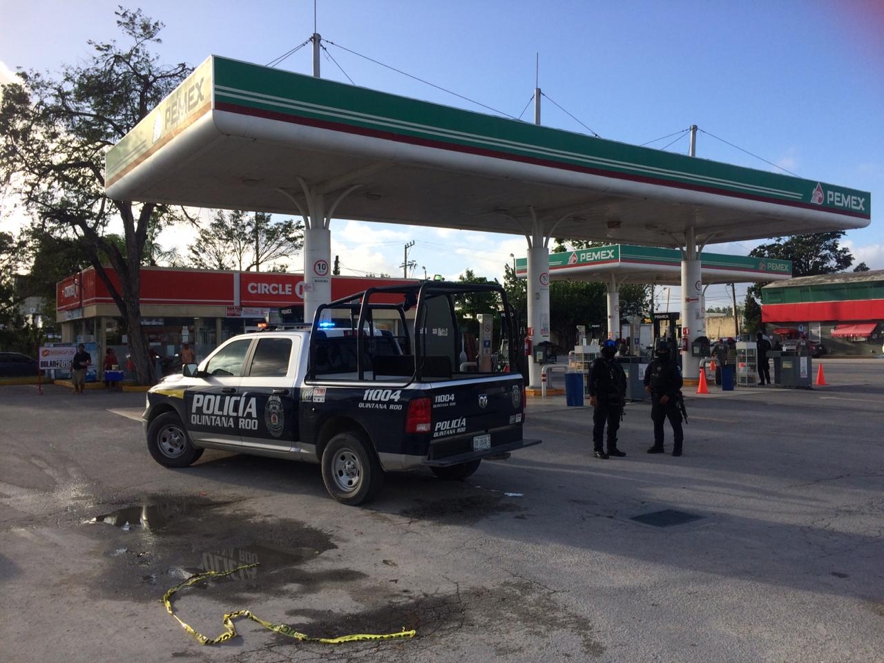 Los hombres se llevaron un auto perteneciente  a un cliente que cargaba gasolina para oír de la escena del crimen Foto: Rafael García