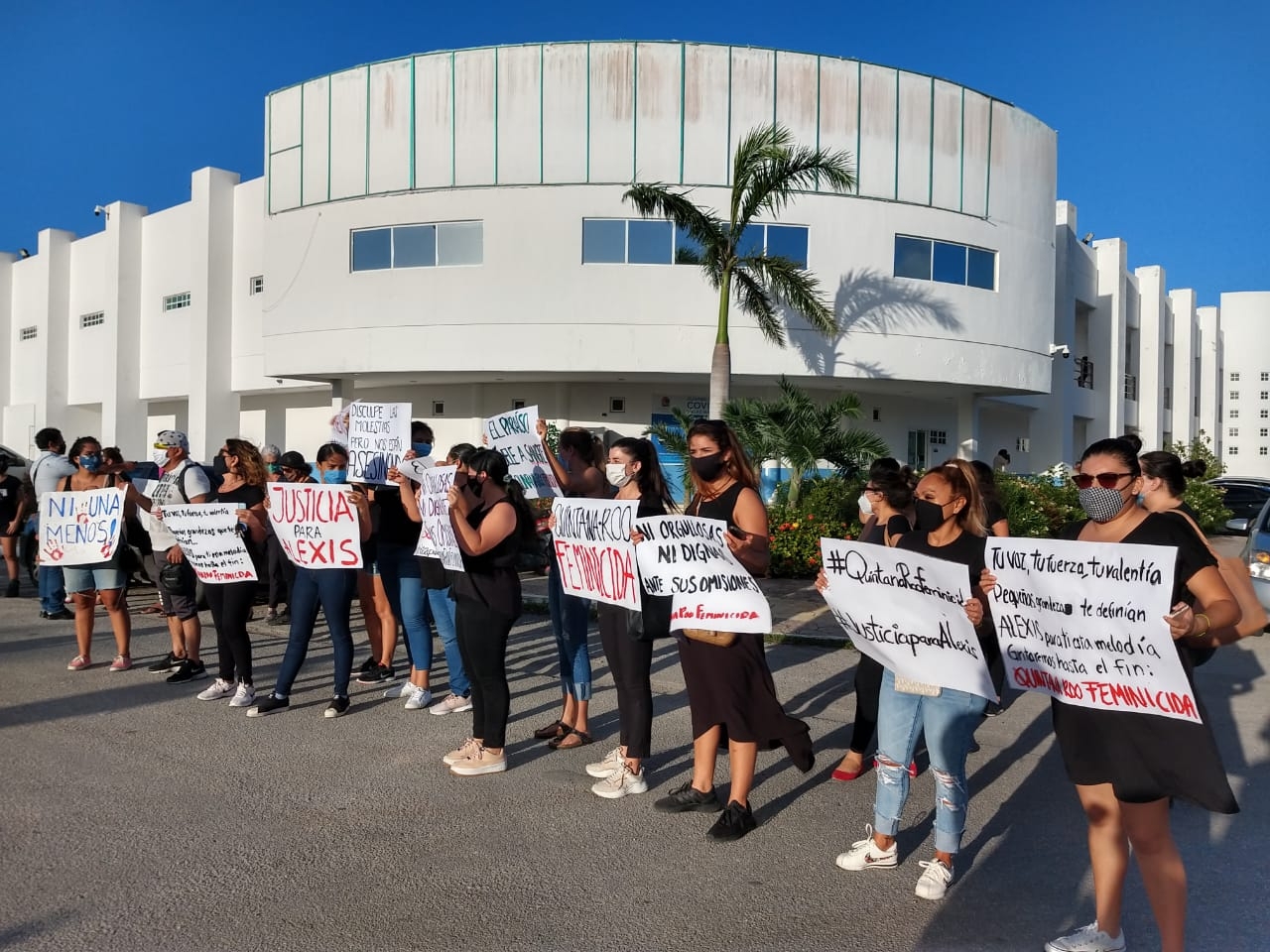 Los colectivos feministas mostraron sus consignas ante la FGE Foto: Jazmín Rodríguez