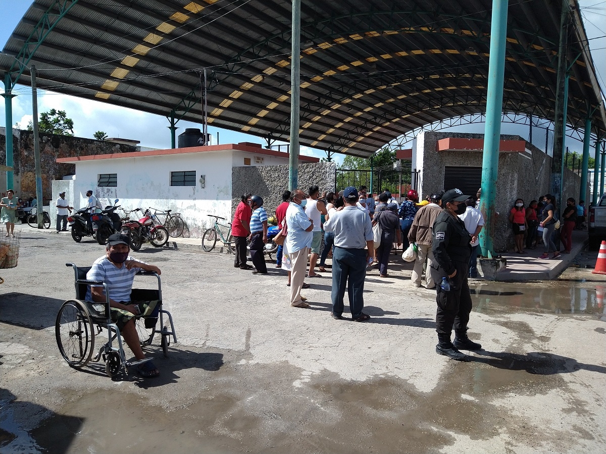 La entrega de apoyos se realizó en la cancha "La Valencia".