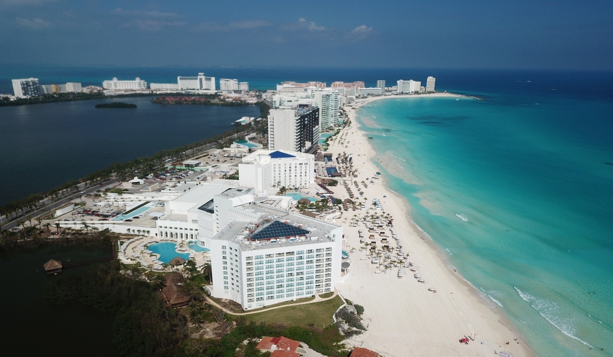 Crisis sanitaria provoca decremento del 34% de turistas en Quintana Roo