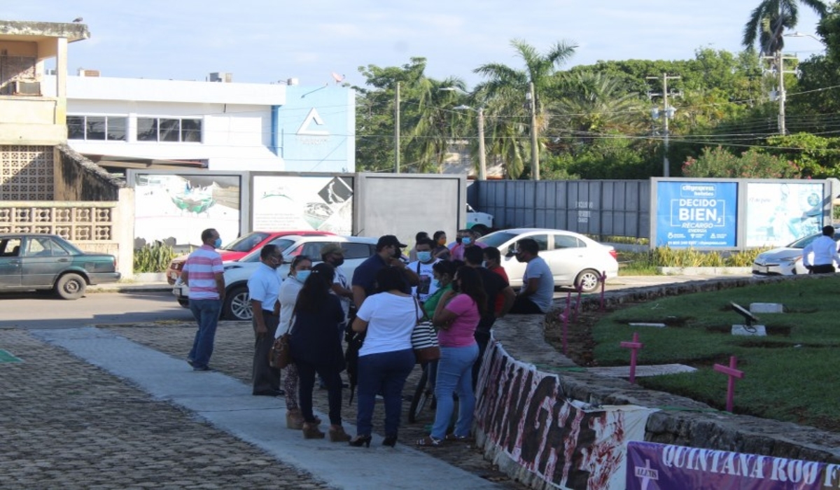 Feministas impiden acceso de trabajadores al Congreso de Quintana Roo