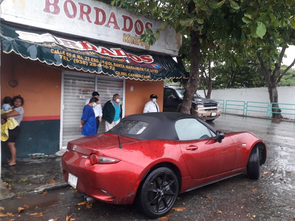 Ciclista es atropellado por un auto de lujo en Ciudad del Carmen