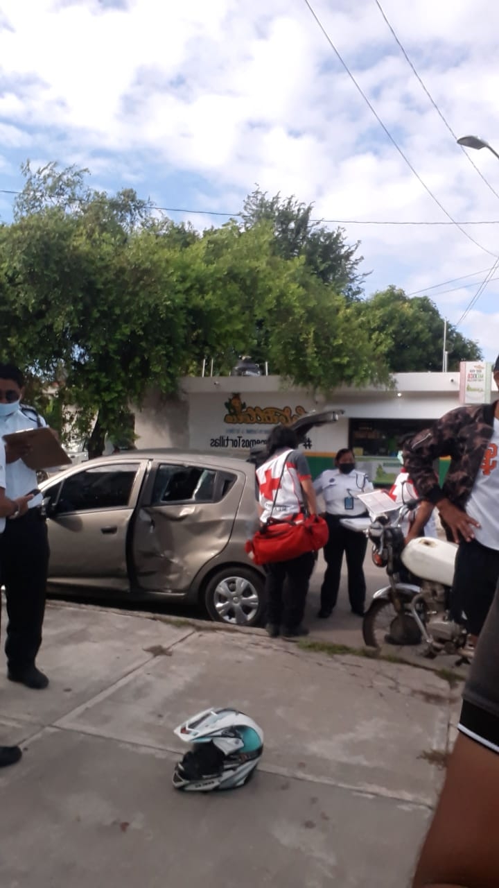 Motociclista choca contra una automóvil en Ciudad del Carmen