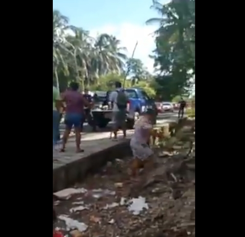 A golpes, se enfrentan policías y pobladores de Tabasco: Video