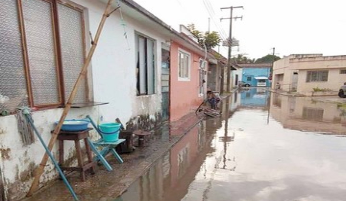 El excedente del caudal afecta a las casas cercanas.