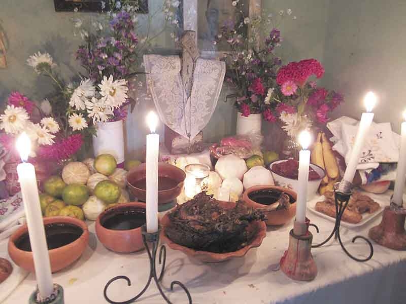 En los hogares se pusieron altares con comida para la partida de las ánimas.