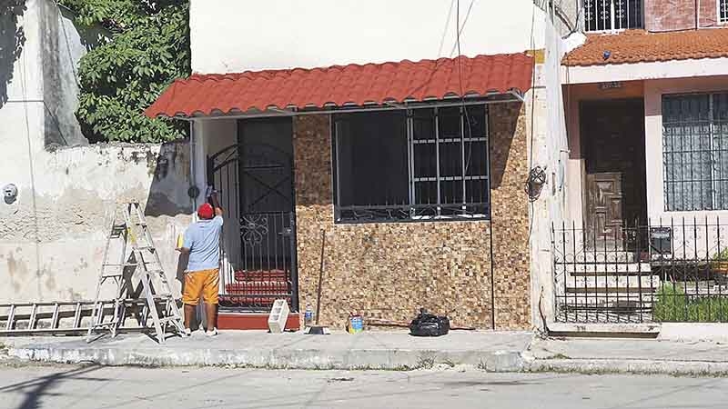 Pobladores arreglan sus predios con la llegada de los festejos decembrinos.