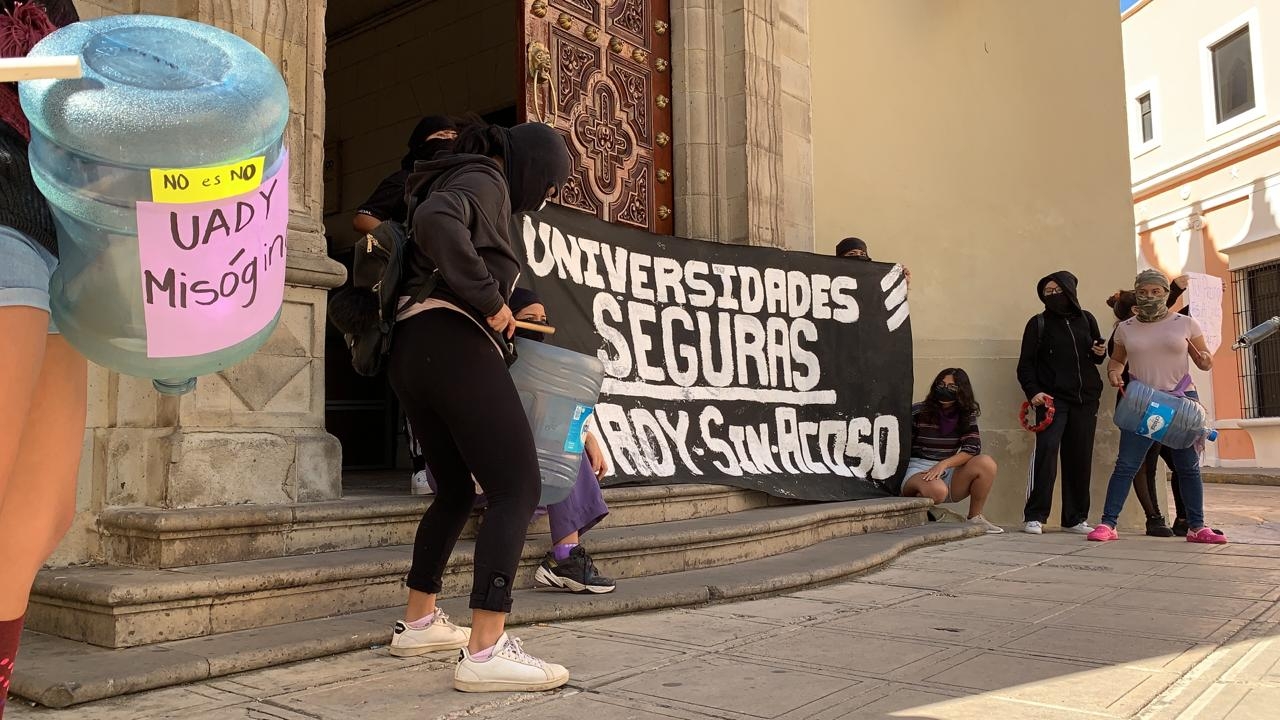 Estudiantes se manifiestan en el edificio central de la UADY