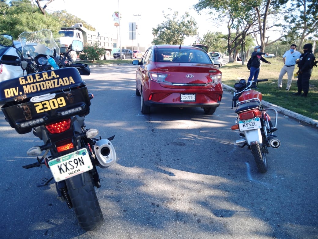 Motociclista distraído choca contra un automóvil costoso en Mérida