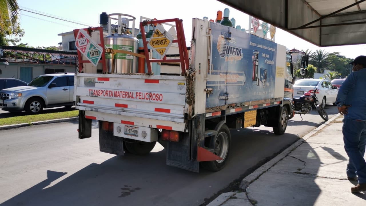 Camioneta repartidora de gas provoca choque por alcance en Ciudad del Carmen