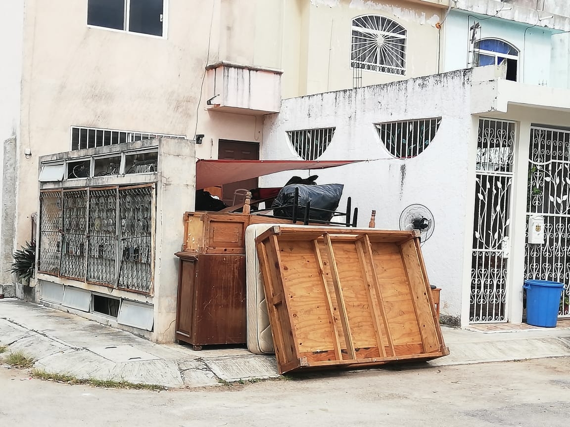 Desalojan a una ancianita de su casa en Cancún. Foto: Rafael García