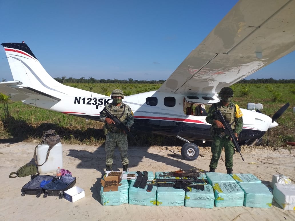 Sedena decomisa 350 kilos de cocaína en Ciudad del Carmen; viajaban en narcojet