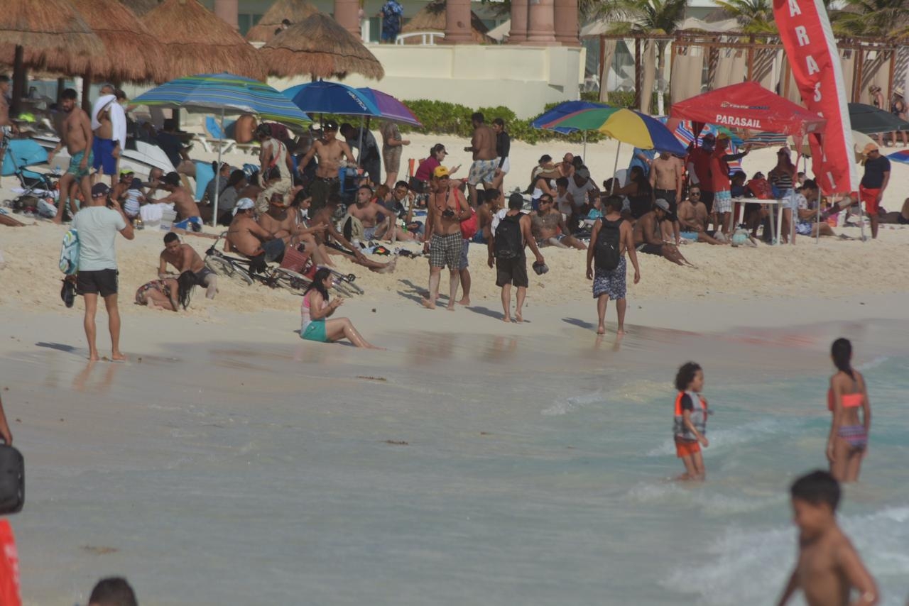 Las playas de Cancún, en especial Playa Gaviotas, lucen abarrotadas y sin las medidas sanitarias por los bañistas