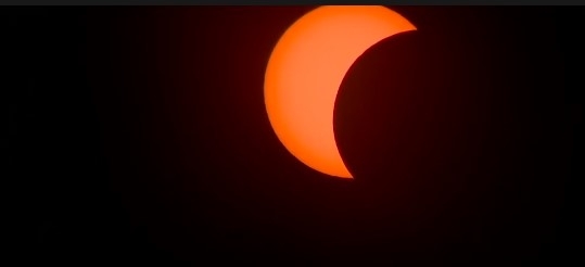 Aquí puedes ver el último eclipse solar del año.