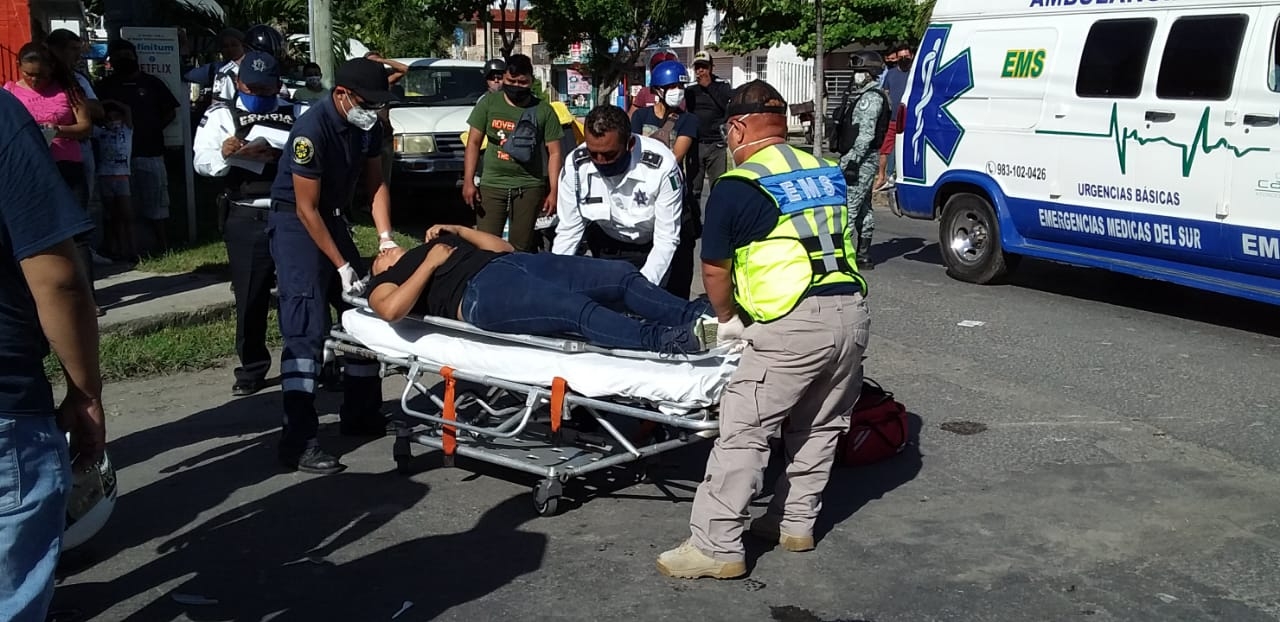 La mujer fue llevada al hospital debido al golpe recibido