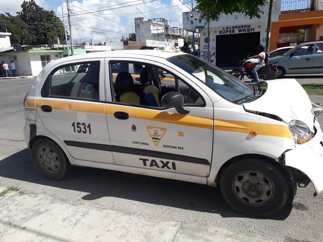 La camioneta se pasó un alto y terminó chocando al taxi con número económico 1531