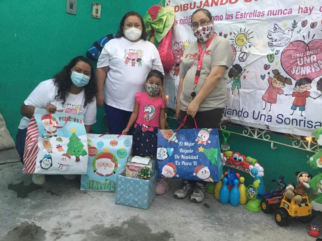 Entregan regalos a niños de escasos recursos en Ciudad del Carmen