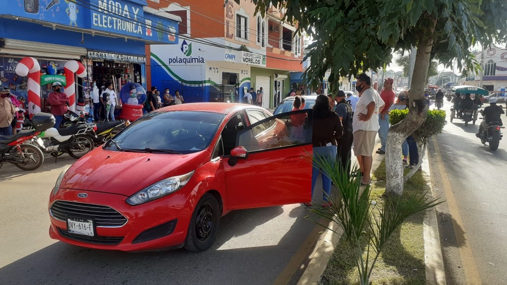 Accidente automovilístico en José María Morelos deja daños materiales leves