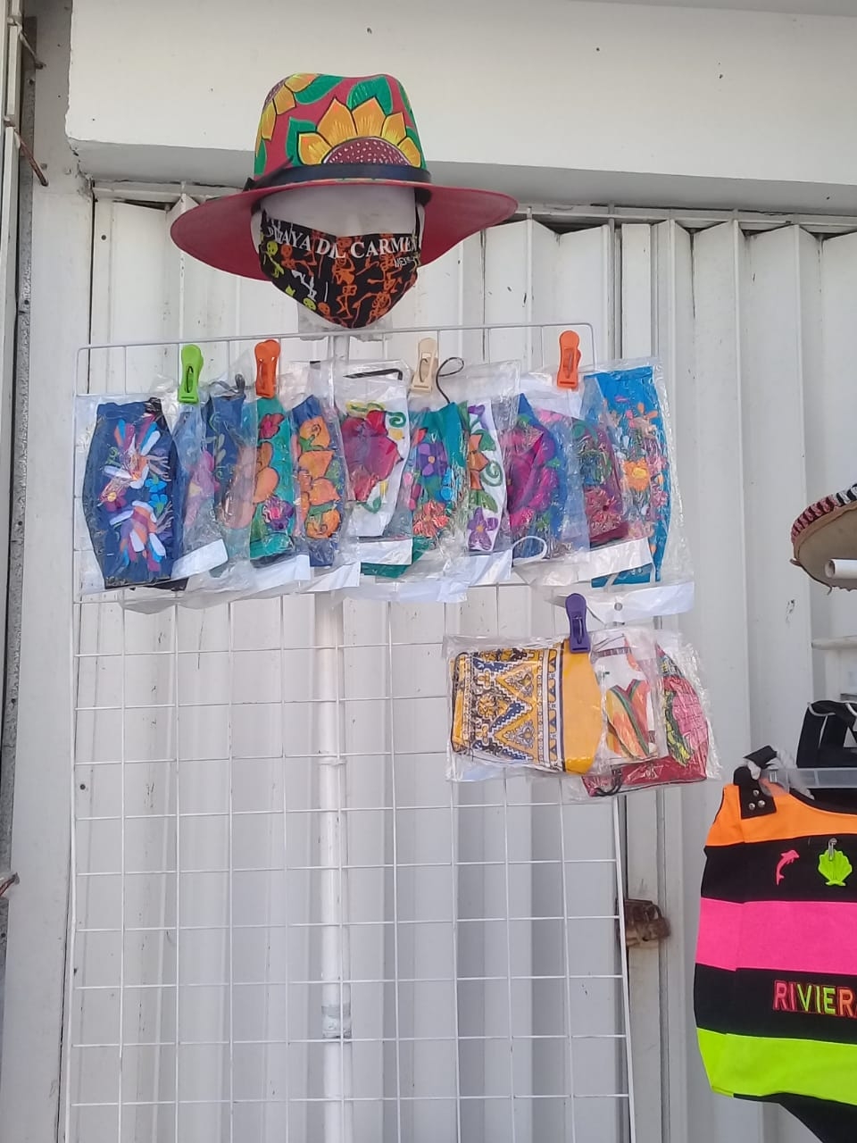 Un pequeño comerciante que se encuentra cerca del lugar aseguró que tiene a la venta sombreros