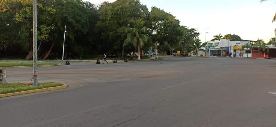 Retiran bloqueo de carril en Boulevard Bahía en Chetumal; cierran estacionamientos