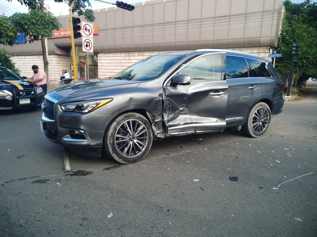 Conductor no respeta semáforo en rojo y ocasiona aparatoso accidente en Mérida