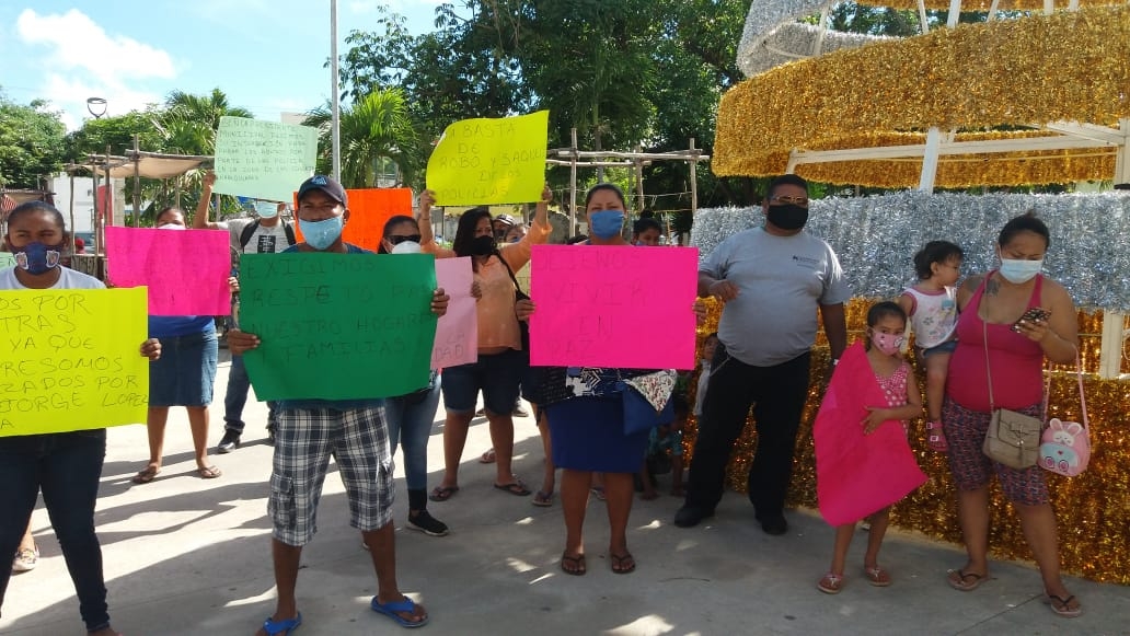 Tulum: Realizan plantón a la entrada del Palacio Municipal