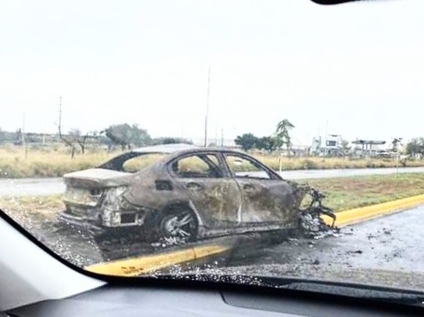 Lujoso vehículo es consumido por las llamas en Conkal