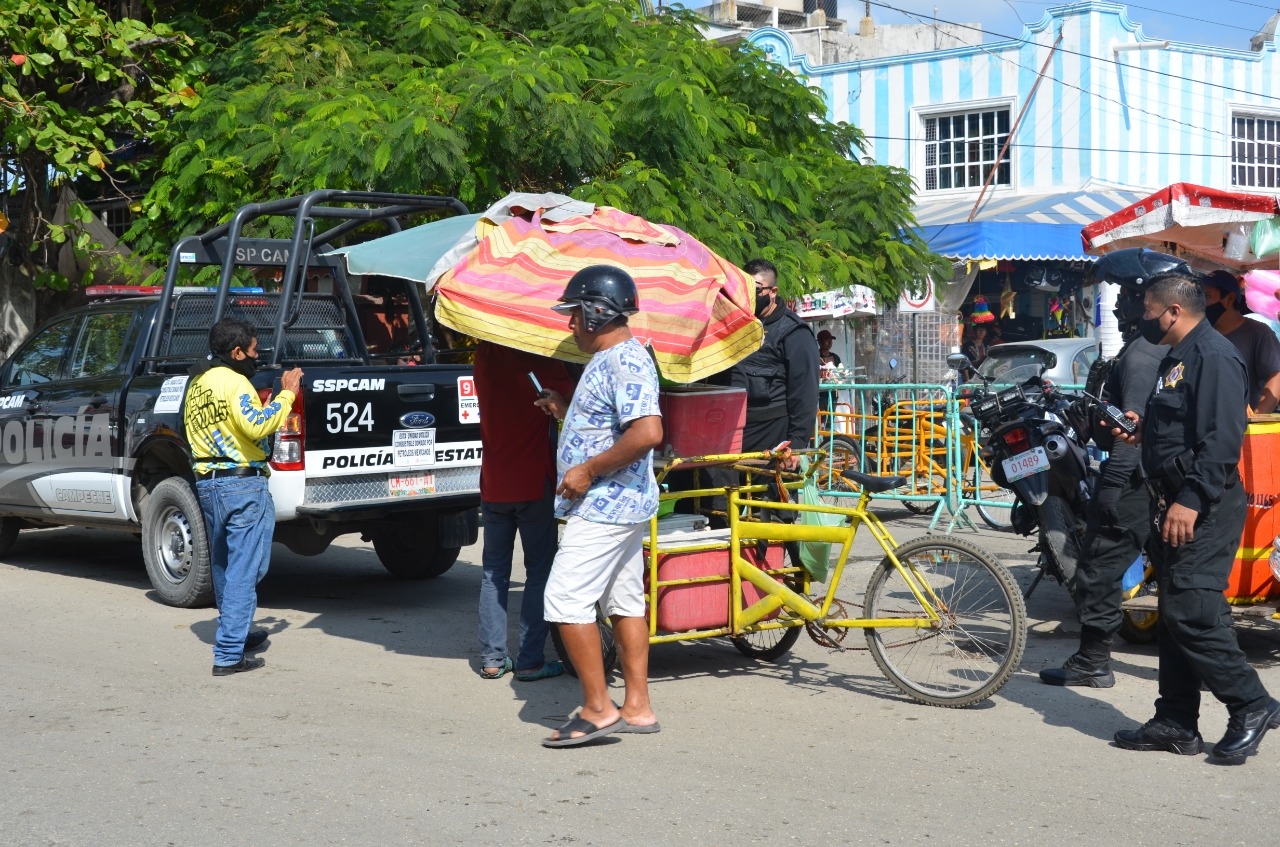 Conflicto entre locatarios y vendedor ambulante casi se sale de control en Ciudad del Carmen