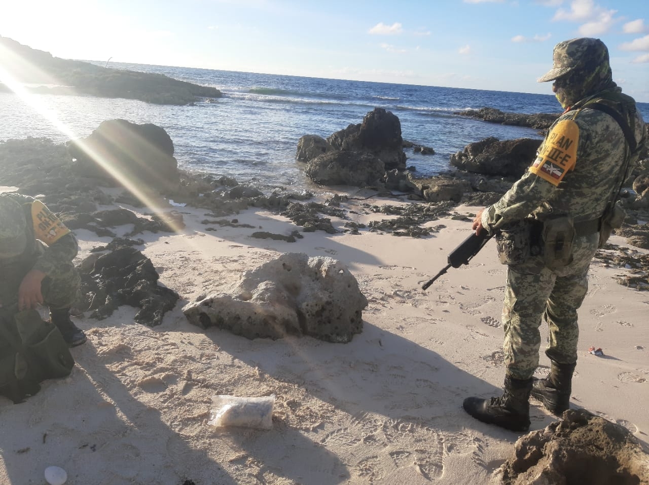 Asegura Sedena posible paquete de cocaína en playa de Cozumel