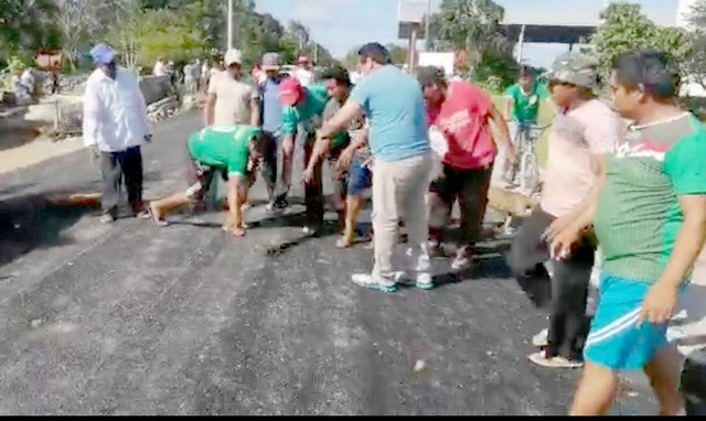 Acusan a constructora por la mala calidad de una carretera en Calkiní