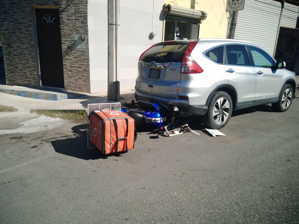 Motociclista termina debajo de una camioneta estacionada en Mérida