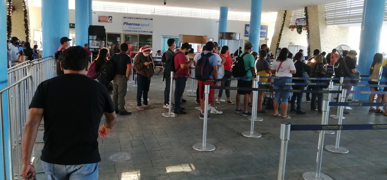 En la terminal marítima de Isla Mujeres, se observó la larga fila de gente esperando abordar