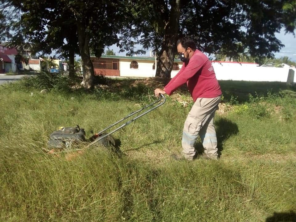 Jugadores se dieron a la tarea de limpiar la zona juego para rehabilitar el campo municipal con sus propias podadoras