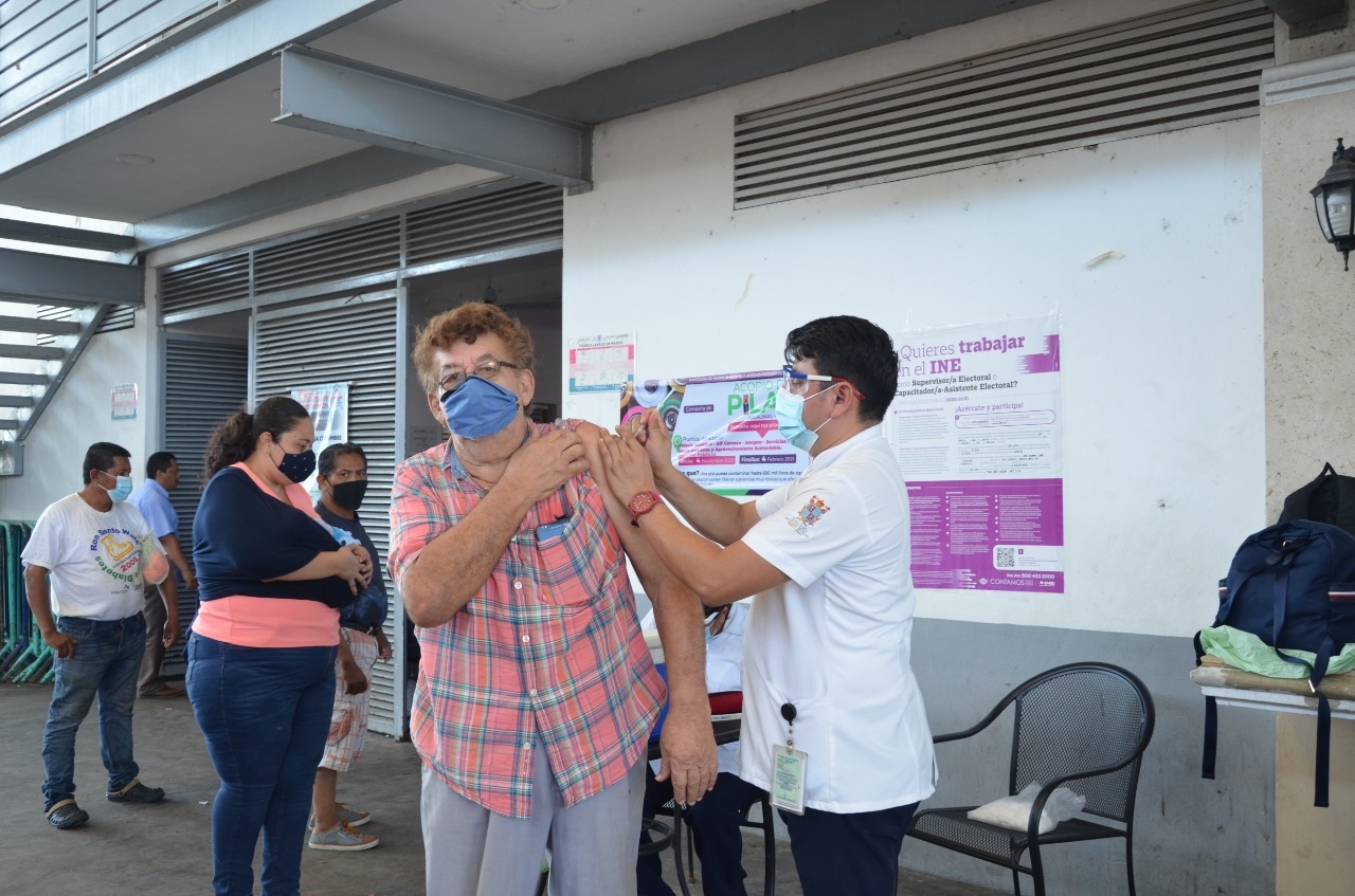 Aplican vacunas contra influenza en mercado de Ciudad del Carmen