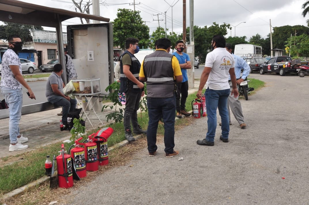 Comerciantes se preparan para la venta de pirotecnia en Mérida