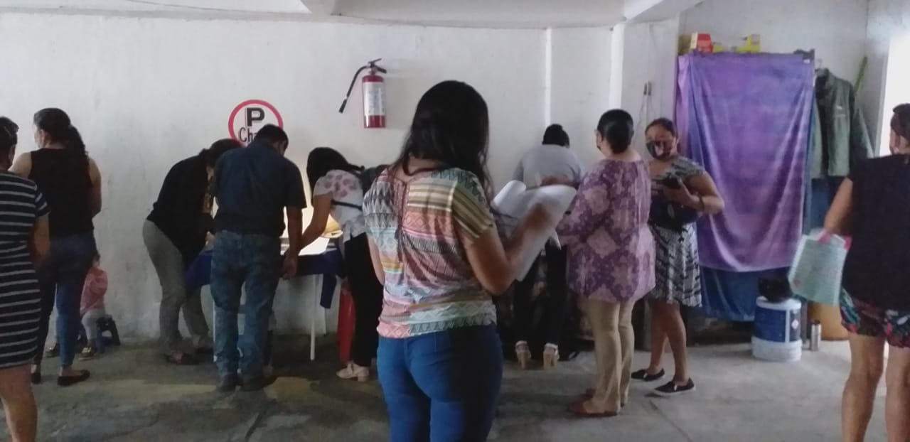 Las ex trabajadoras de las guarderías de la CANACO fueron atendidas de manera improvisada en el estacionamiento de la Junta de Conciliación en Cozumel