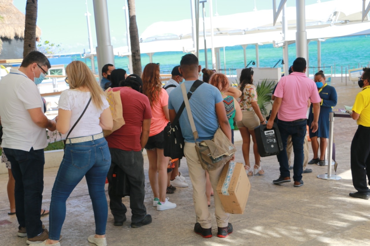 Desde las primeras horas de hoy, se se notó el aumento de personas deseosas de cruzar a Isla Mujeres desde Cancún