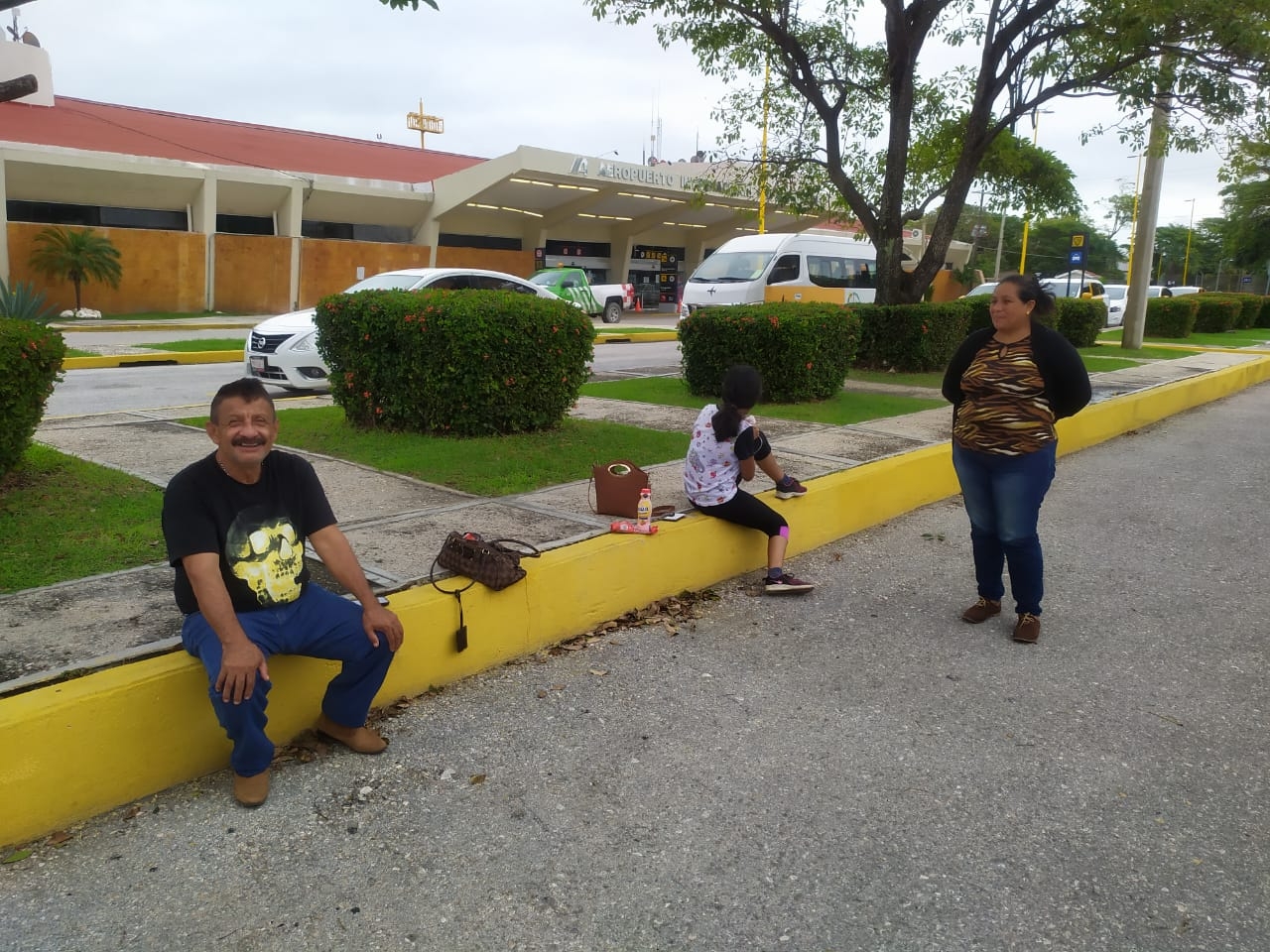 Acompañan a su hijo recién egresado en trámites labores en Ciudad del Carmen