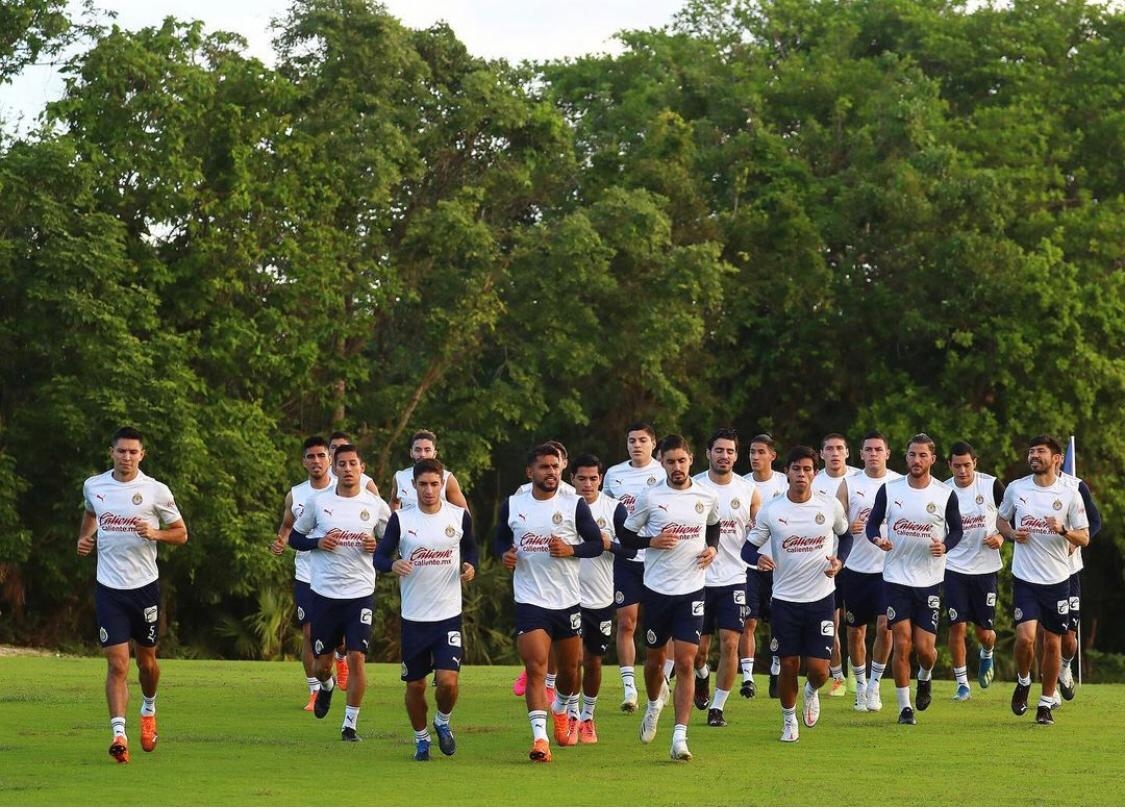 Chivas comienza entrenamientos de Liga MX en Playa del Carmen