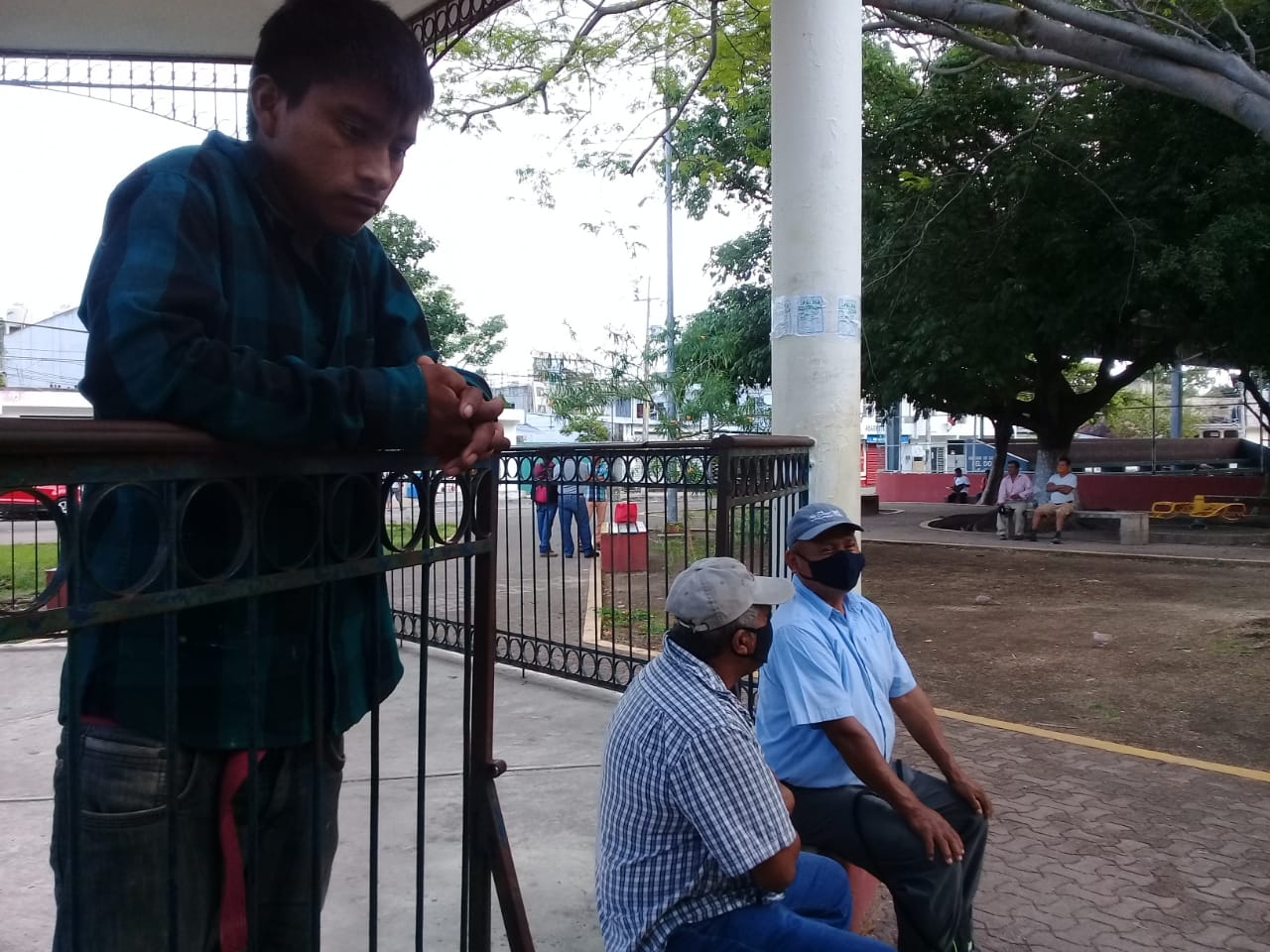 Estos hombres han tenido que aceptar el trabajo que les caiga