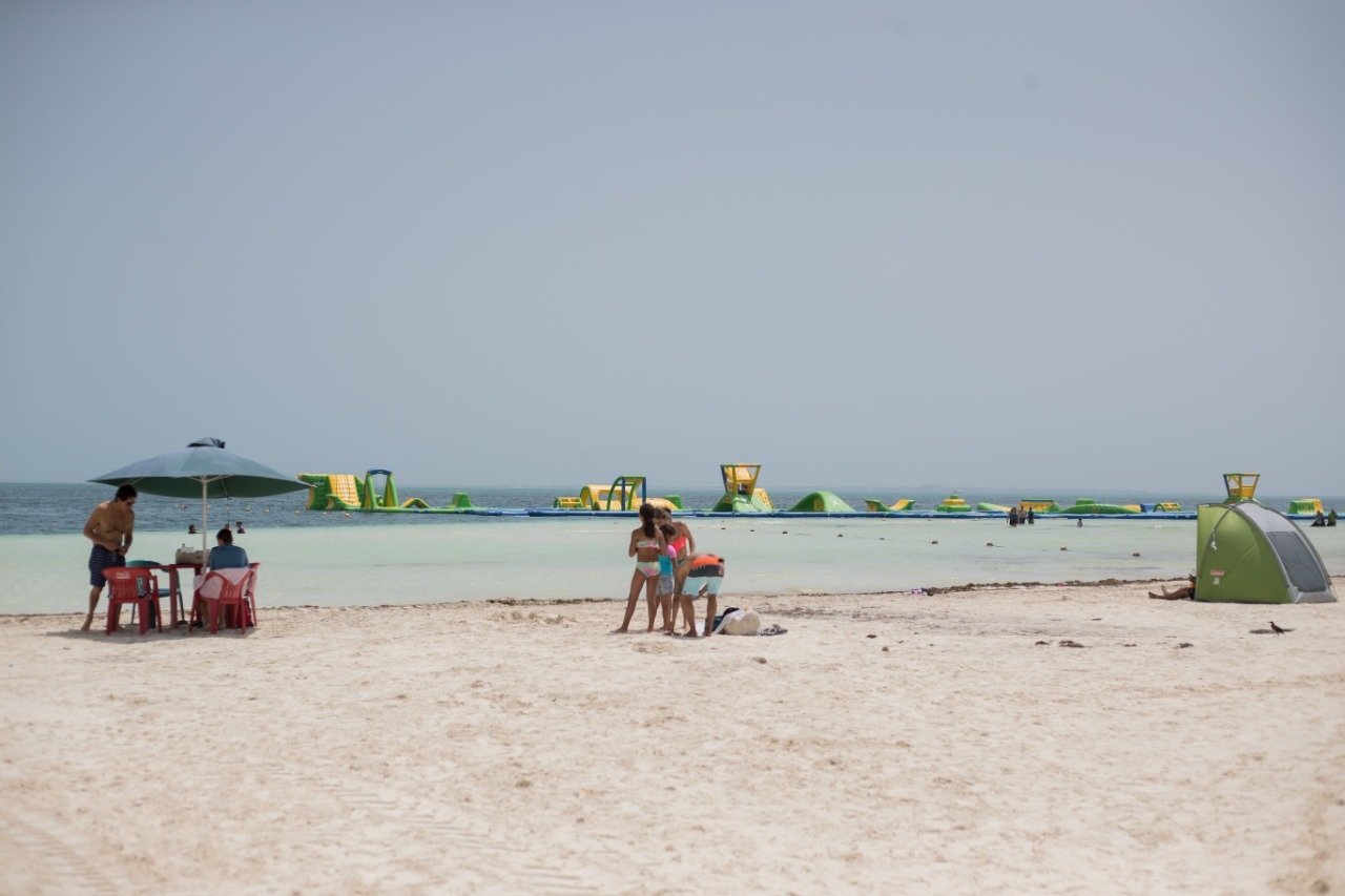 SEMARNAT autorizó los permisos a un parque flotante para operar en una playa de Cancún