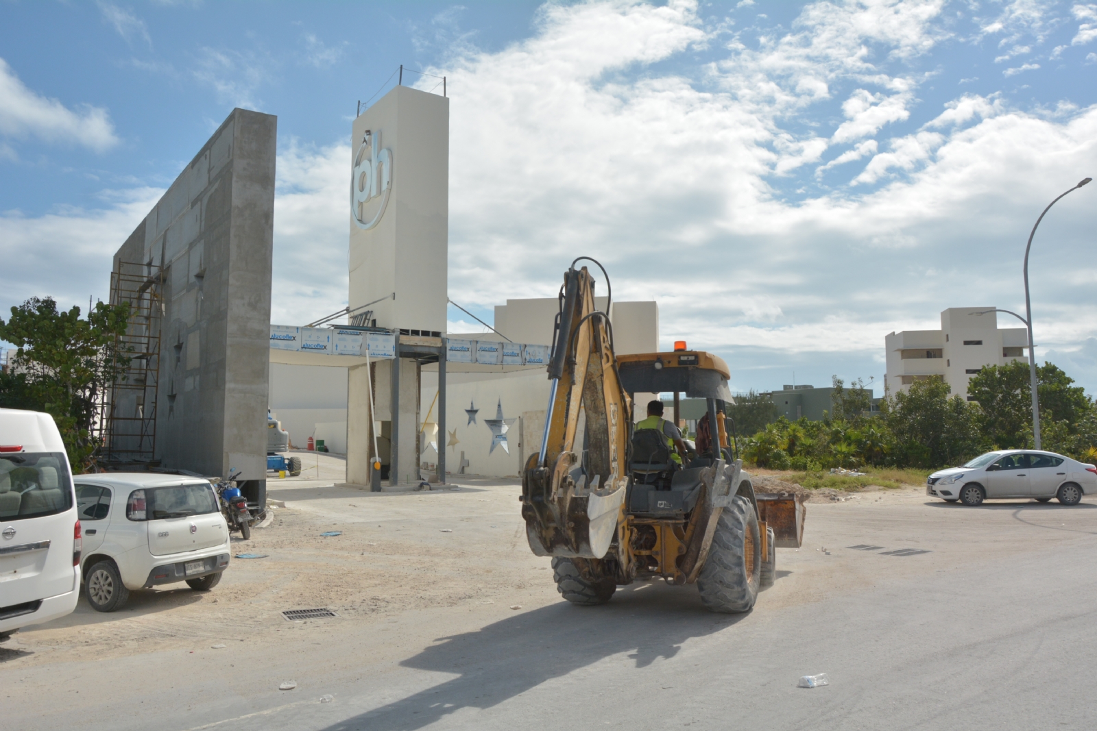 Pese al hallazgo de fosas, alcalde de Isla Mujeres no asiste a reunión de seguridad