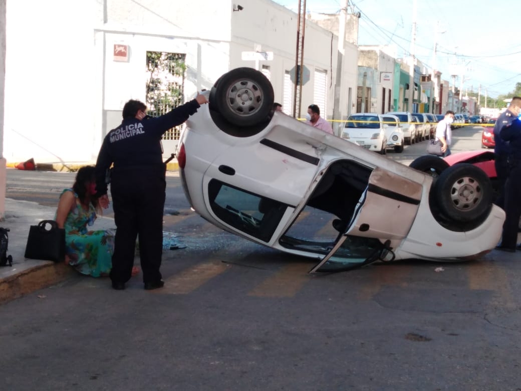 Aparatoso accidente se registra en el centro de Mérida (Fotos)