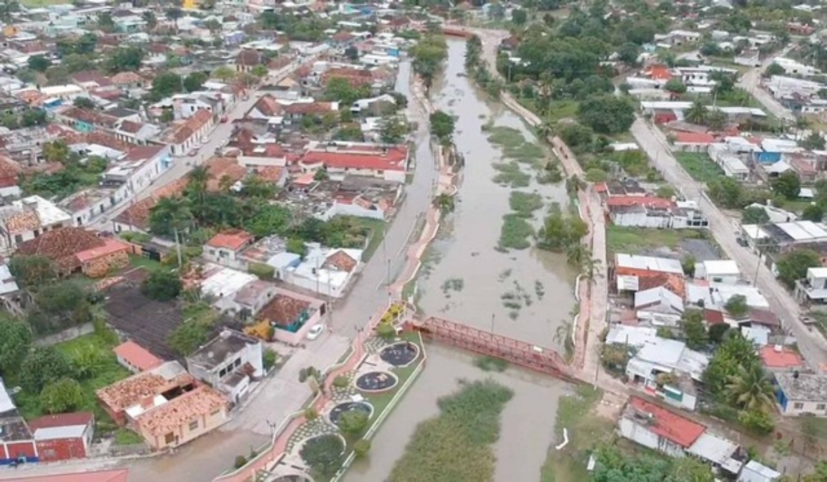 El Malecón está cerrado al público por la inundación.