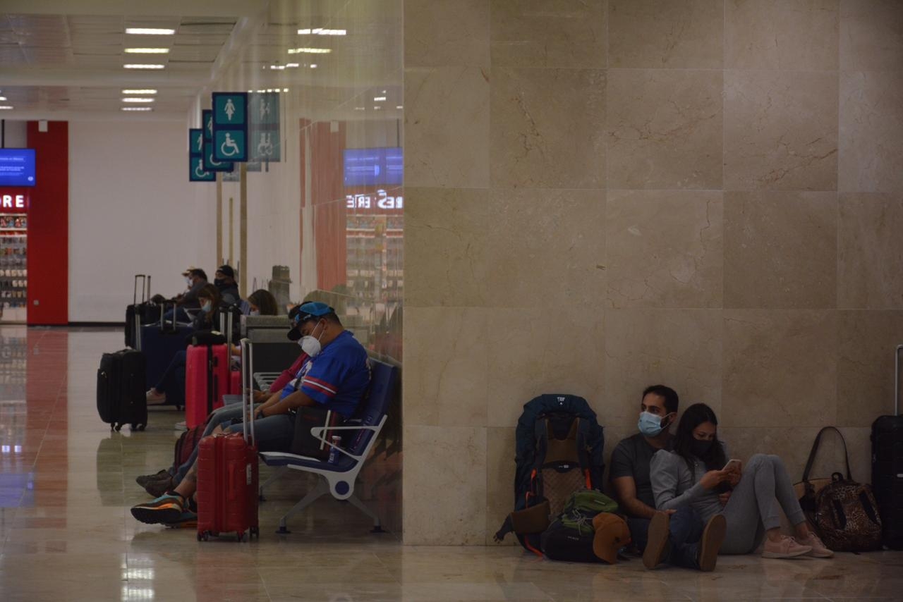 Pasajeros se quedan varados en Cancún por cancelación de vuelos de Interjet