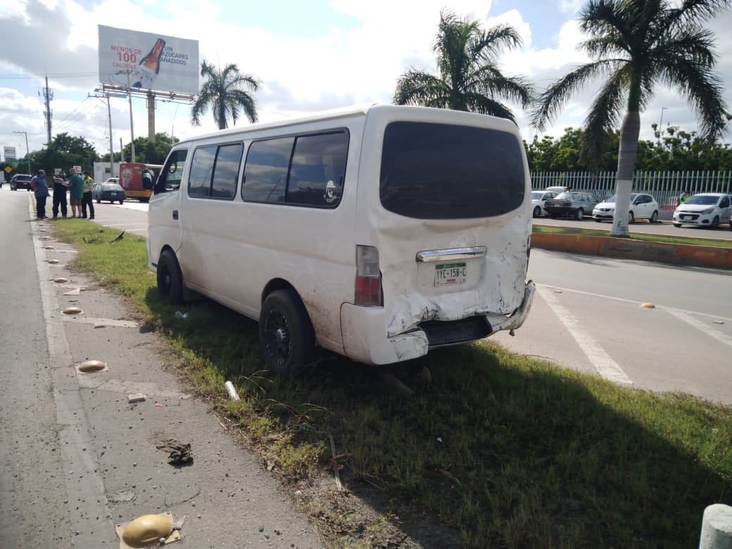 Camioneta de empresa gasera provoca carambola en el periférico de Mérida